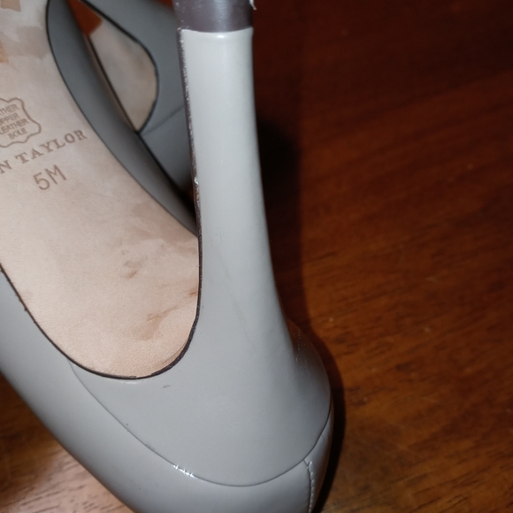 Ann Taylor size 5 Nude heelz with Bow - Picture 5 of 8